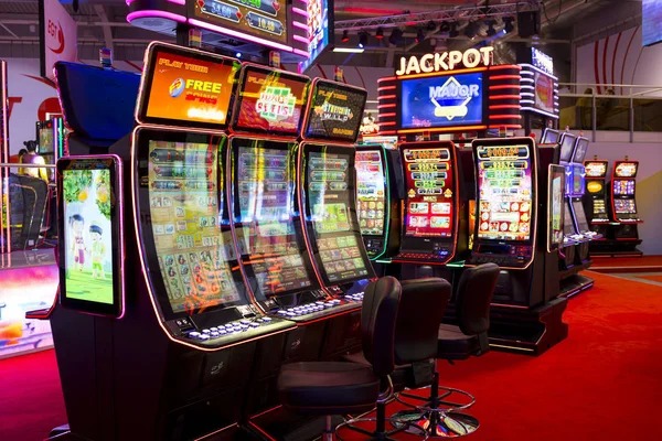 Live football streaming and betting interface on dy777